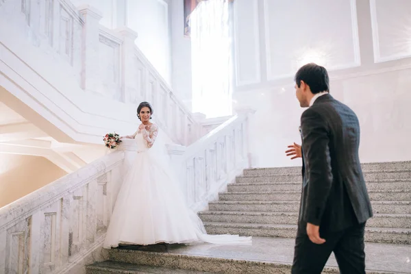 Jovem Feliz Belo Casal Recém Casados Escada — Fotografia de Stock