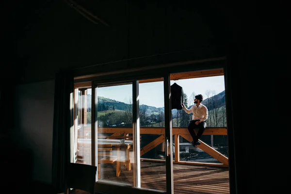 Junger Hübscher Bräutigam Posiert Auf Balkon — Stockfoto