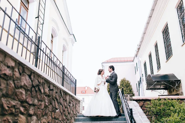 Jovem Feliz Belo Casal Recém Casados Nas Escadas — Fotografia de Stock