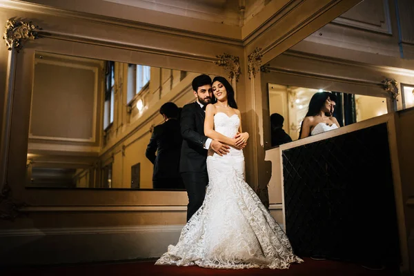 Feliz Joven Hermosa Pareja Recién Casados Abrazando —  Fotos de Stock