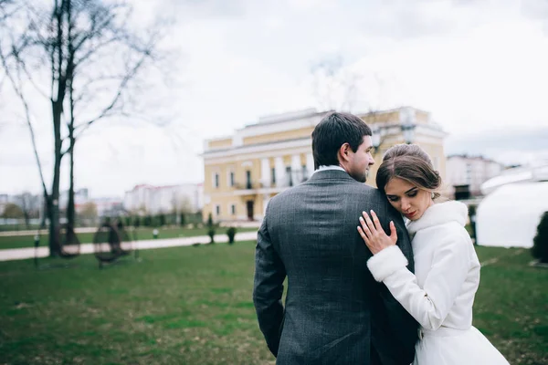 Mutlu, genç, güzel bir çift yeni evli. 