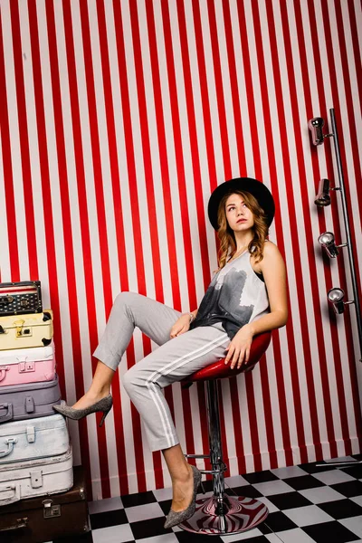 Studio bavul ile poz şapkalı genç güzel kadın