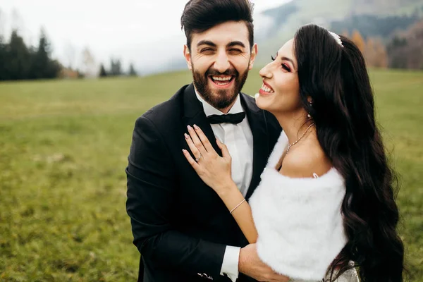 Lyckliga Unga Vackra Paret Nygifta Utomhus — Stockfoto