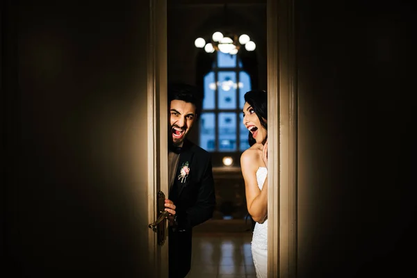 Mutlu Genç Güzel Bir Çift Yeni Evli — Stok fotoğraf