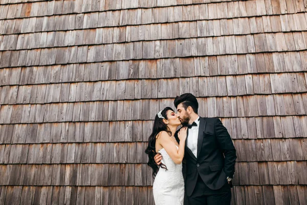 Feliz Jovem Belo Casal Recém Casados Beijando — Fotografia de Stock