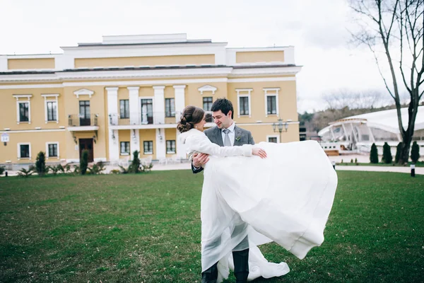 Feliz Casal Bonito Jovem Recém Casados Noivo Segurando Noiva — Fotografia de Stock