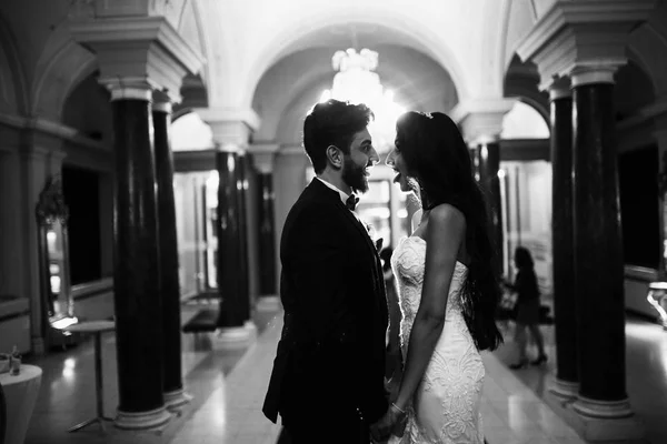 Jovem Feliz Belo Casal Recém Casados — Fotografia de Stock