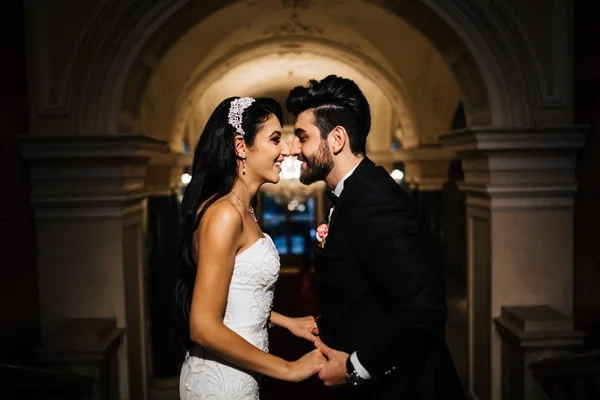 Feliz Joven Hermosa Pareja Recién Casados — Foto de Stock