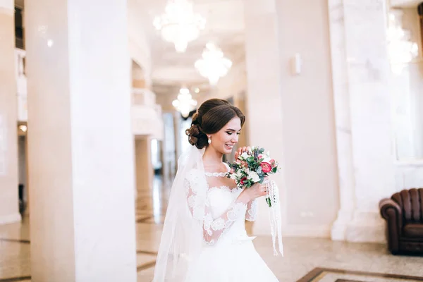 Счастливая Красивая Молодая Невеста Позирует Цветами — стоковое фото