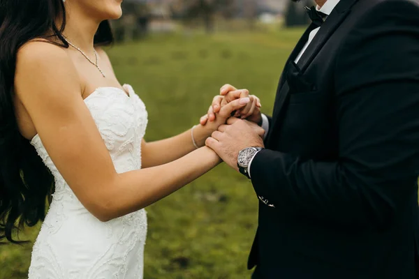 手を繋いでいる新婚夫婦の幸せな若い美しいカップル — ストック写真