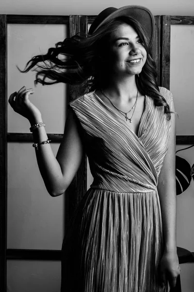 şapka ve stüdyoda poz genç güzel kadın