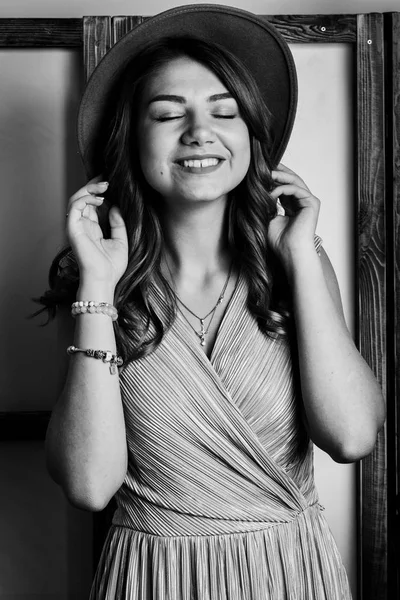 şapka ve stüdyoda poz genç güzel kadın