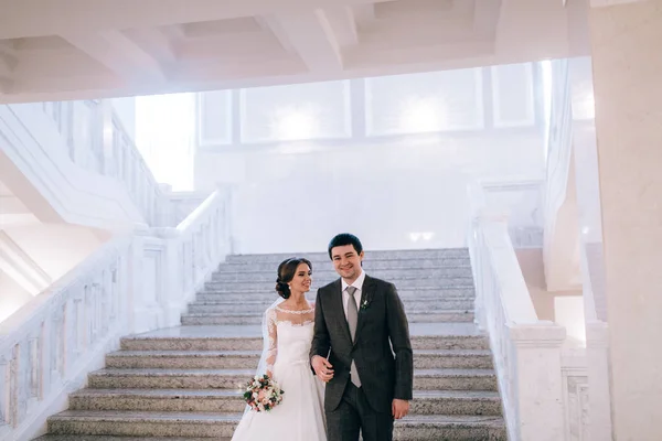 Jovem Feliz Belo Casal Recém Casados Escada — Fotografia de Stock