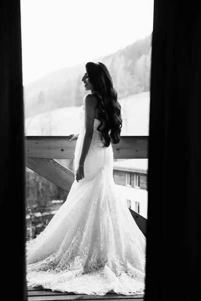 幸せな若い花嫁がテラスでポーズをとって — ストック写真