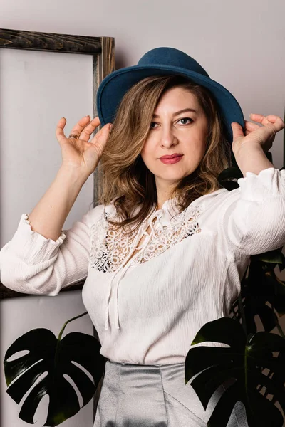  kapalı poz güzel orta yaşlı kadın