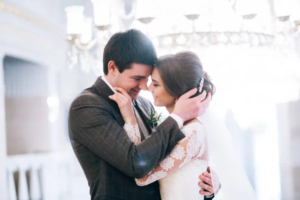 Lyckliga Unga Vackra Paret Nygifta Embracing — Stockfoto