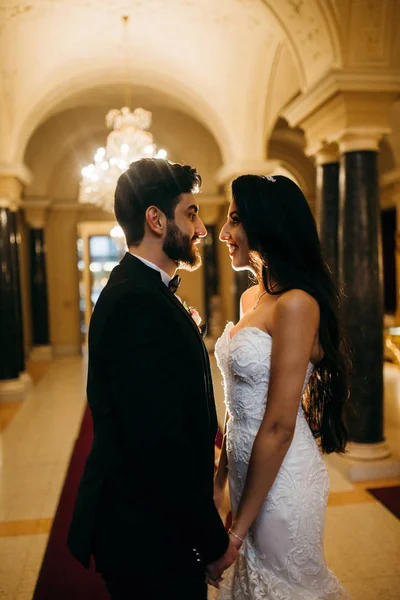 Mutlu, genç, güzel bir çift yeni evli.