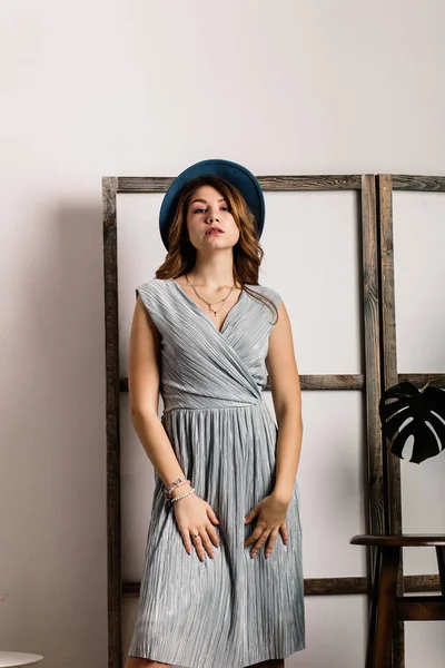 şapka ve stüdyoda poz genç güzel kadın