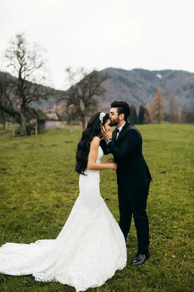 Glückliche Junge Schöne Paar Von Brautpaaren Küssen — Stockfoto
