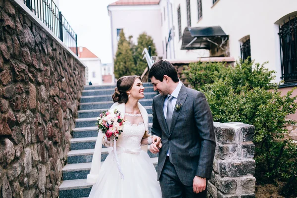 Lyckliga Unga Vackra Paret Nygifta Trappan — Stockfoto