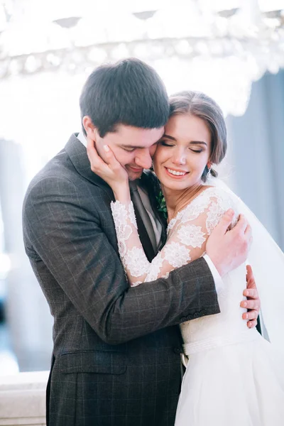 Lyckliga Unga Vackra Paret Nygifta Embracing — Stockfoto