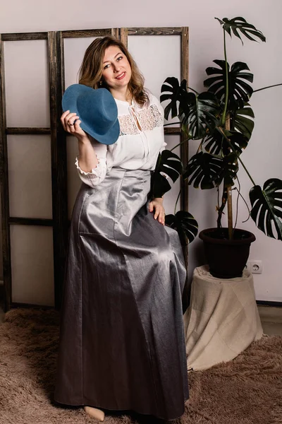  kapalı poz güzel orta yaşlı kadın