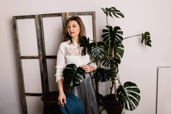  kapalı poz güzel orta yaşlı kadın