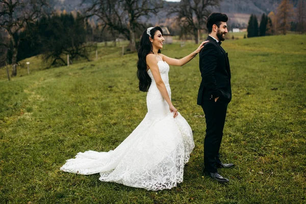 Yeni evliler açık havada Genç güzel birkaç mutlu