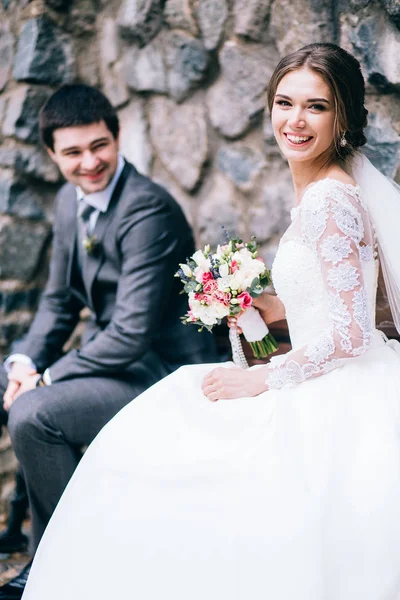 Mutlu, genç, güzel bir çift yeni evli. 