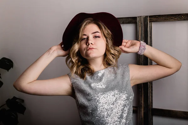 şapka poz ile genç güzel kadın