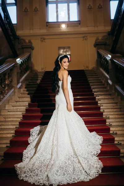 İçeride poz veren mutlu, genç gelin.