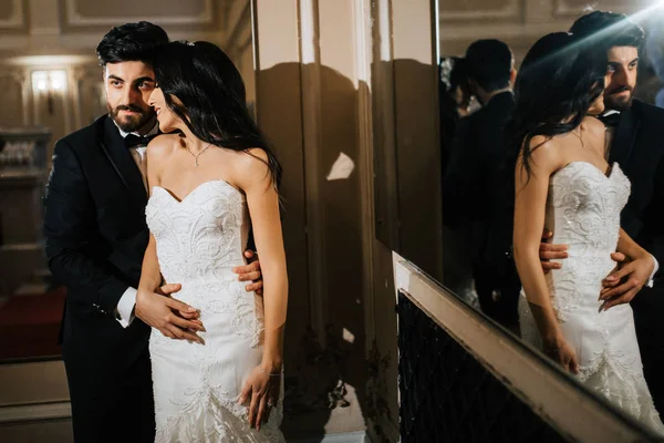 Yeni evliler kucaklayan genç güzel birkaç mutlu