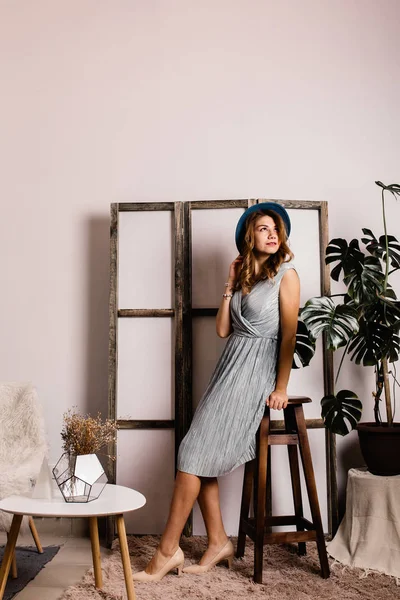 İçeride poz veren güzel bir kadın.