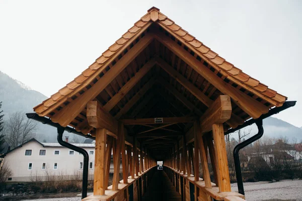 曇りの日に村の川の木造歩道橋 — ストック写真