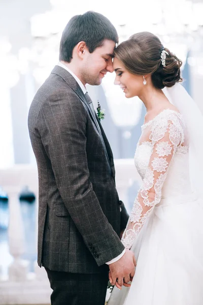Lyckliga Unga Vackra Paret Nygifta Hålla Händerna — Stockfoto