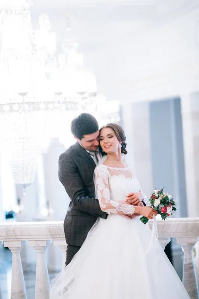 Feliz Jovem Belo Casal Recém Casados Abraçando — Fotografia de Stock