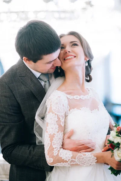 Yeni evliler kucaklayan genç güzel birkaç mutlu