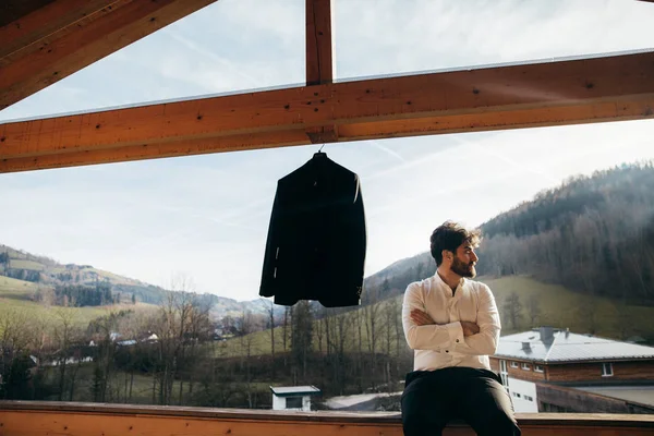 Genç yakışıklı damat terasta poz 