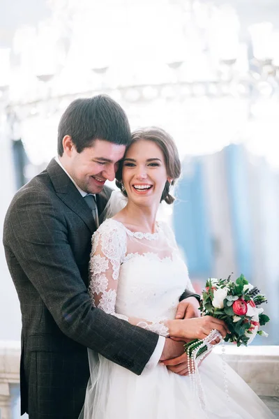 Feliz Jovem Belo Casal Recém Casados Abraçando — Fotografia de Stock