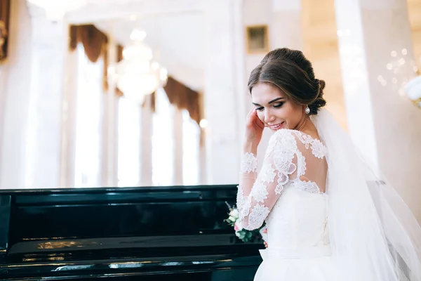 Heureux Belle Jeune Mariée Posant Par Piano Queue — Photo