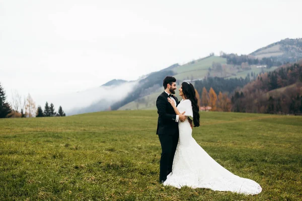 Feliz Joven Hermosa Pareja Recién Casados Aire Libre — Foto de Stock