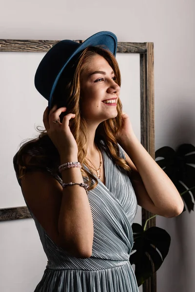 Jovem Bela Mulher Usando Chapéu Posando Estúdio — Fotografia de Stock