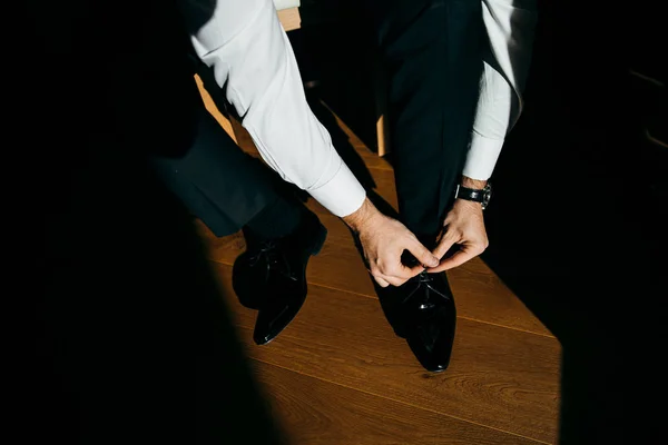 Young Groom Lacing Shoes — Stock Photo, Image