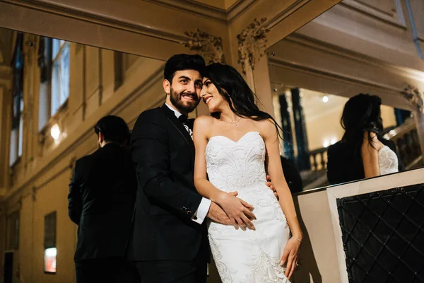 Yeni evliler kucaklayan genç güzel birkaç mutlu