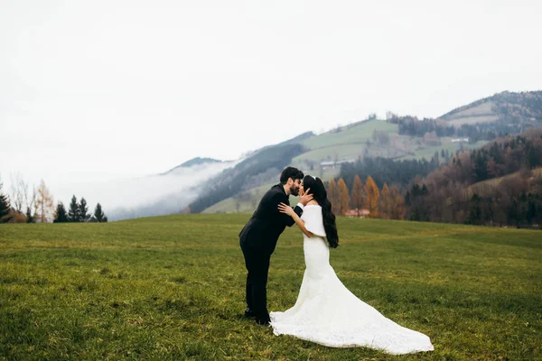 Happy Young Beautiful Couple Newlyweds Kissing — Stock Photo, Image