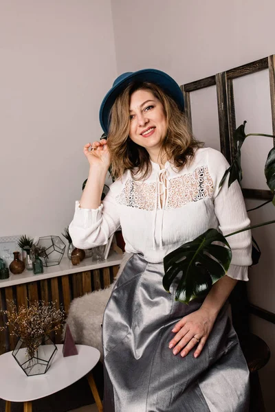  kapalı poz güzel orta yaşlı kadın