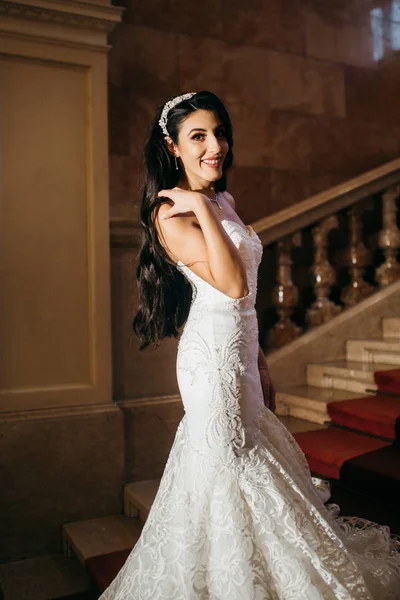 İçeride poz veren mutlu, genç gelin.