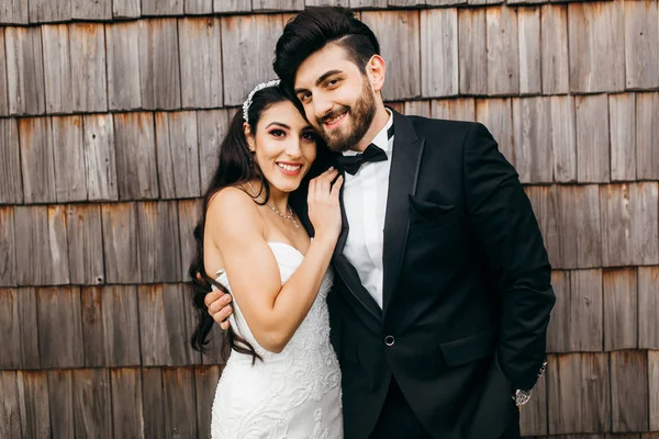 Glückliches Junges Schönes Brautpaar Der Holzwand — Stockfoto