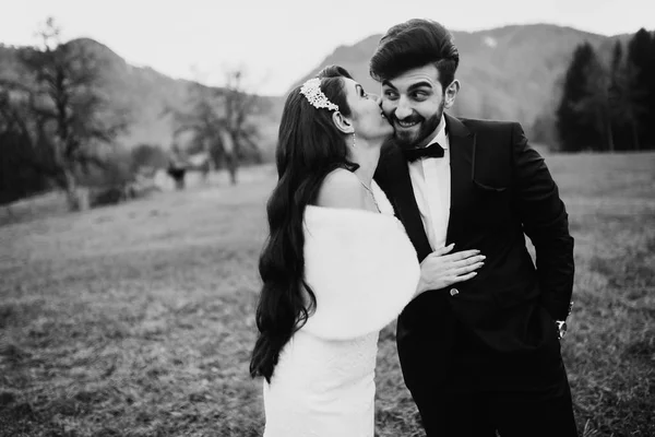Glückliche Junge Schöne Paar Von Brautpaaren Küssen — Stockfoto