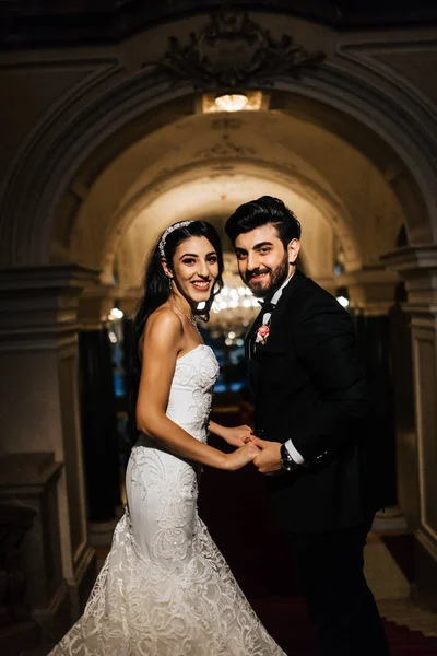 Feliz Joven Hermosa Pareja Recién Casados — Foto de Stock